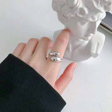 Adjustable Stainless Steel Feather Ring – Elegant & Modern Design